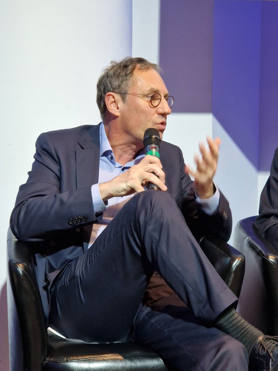 VRTmag's tweet photo. #ConferenceVRT
@Ericsteil, Directeur Marketing et Développement TER, @SNCFVoyageurs :
"Mettre en place un RER ne suffit pas il faut le faire savoir" https://t.co/TuNXM3bs1X
