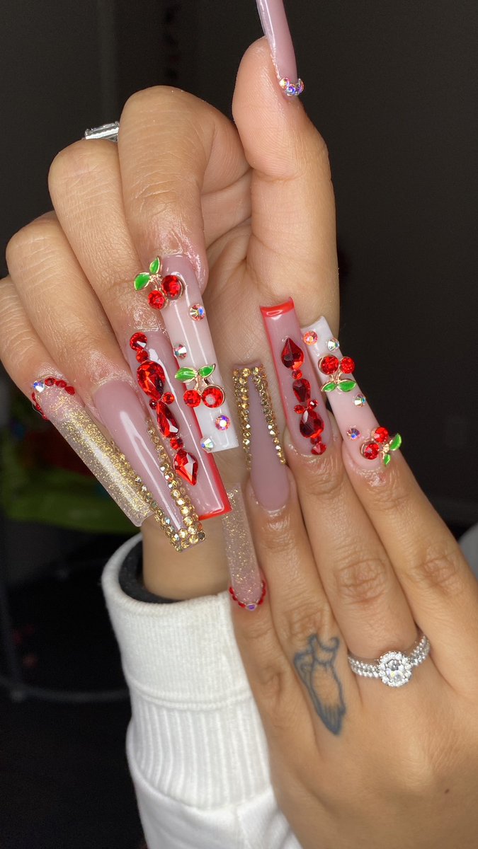 Hello world GM! 💖 

Here to ask y’all for a favor, PLEASE RT this post for me. 
I’m in search of clientele &amp; getting my work out there, suite coming together within two months 🫶🏼 

BOOKING FOR NEXT WEEK/sets priced $65 or I can work w you! 
Check me out on Ig @nailsbykayla_xo