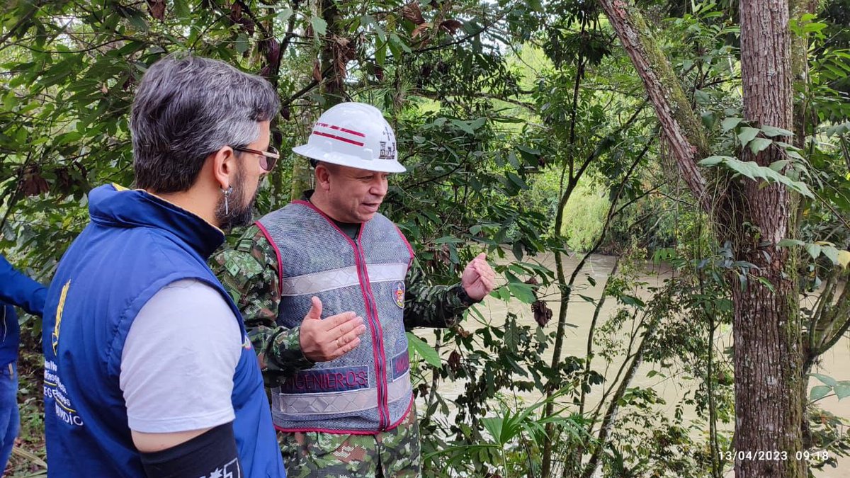 Ejercito_Div5's tweet photo. #AEstaHora | Los @Ingenieros_EJC y de la #OctavaBrigada se encuentran en el puente El Alambrado evaluando la situación tras su desplome y aportar soluciones a la crisis de movilidad al quedar incomunicados los departamentos de #Quindío y #Valle.
#GarantesDelDesarrollo https://t.co/pxROzD0OgD