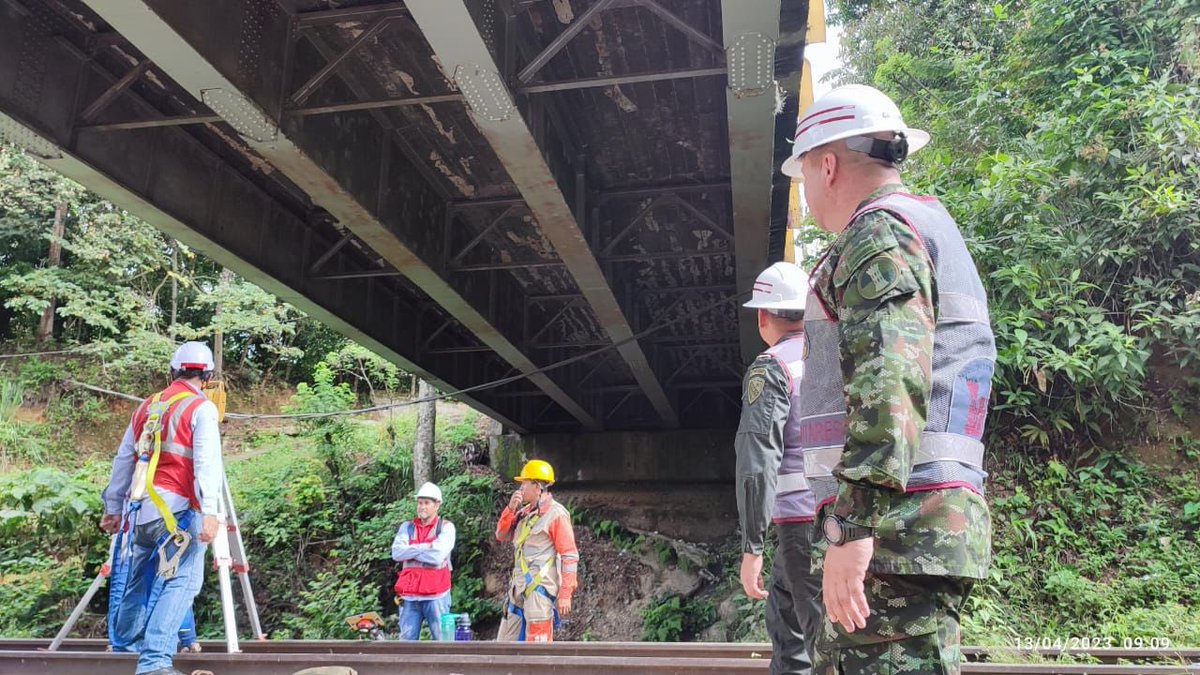 Ejercito_Div5's tweet photo. #AEstaHora | Los @Ingenieros_EJC y de la #OctavaBrigada se encuentran en el puente El Alambrado evaluando la situación tras su desplome y aportar soluciones a la crisis de movilidad al quedar incomunicados los departamentos de #Quindío y #Valle.
#GarantesDelDesarrollo https://t.co/pxROzD0OgD
