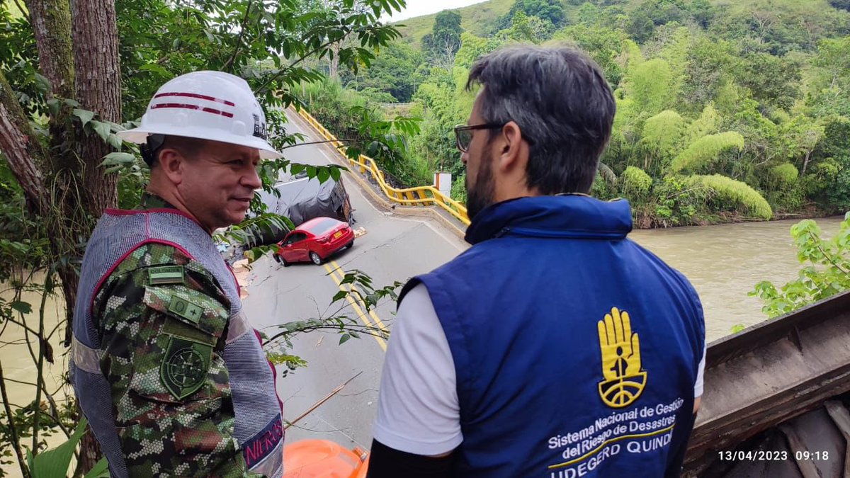 Ejercito_Div5's tweet photo. #AEstaHora | Los @Ingenieros_EJC y de la #OctavaBrigada se encuentran en el puente El Alambrado evaluando la situación tras su desplome y aportar soluciones a la crisis de movilidad al quedar incomunicados los departamentos de #Quindío y #Valle.
#GarantesDelDesarrollo https://t.co/pxROzD0OgD