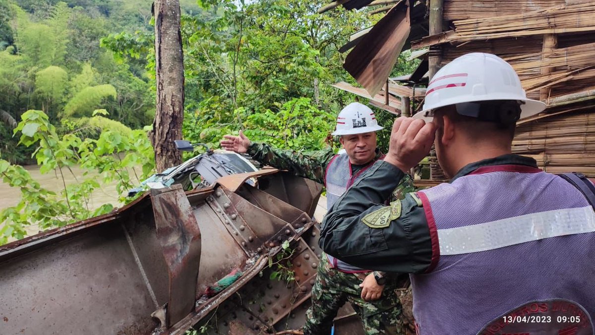 Ejercito_Div5's tweet photo. #AEstaHora | Los @Ingenieros_EJC y de la #OctavaBrigada se encuentran en el puente El Alambrado evaluando la situación tras su desplome y aportar soluciones a la crisis de movilidad al quedar incomunicados los departamentos de #Quindío y #Valle.
#GarantesDelDesarrollo https://t.co/pxROzD0OgD