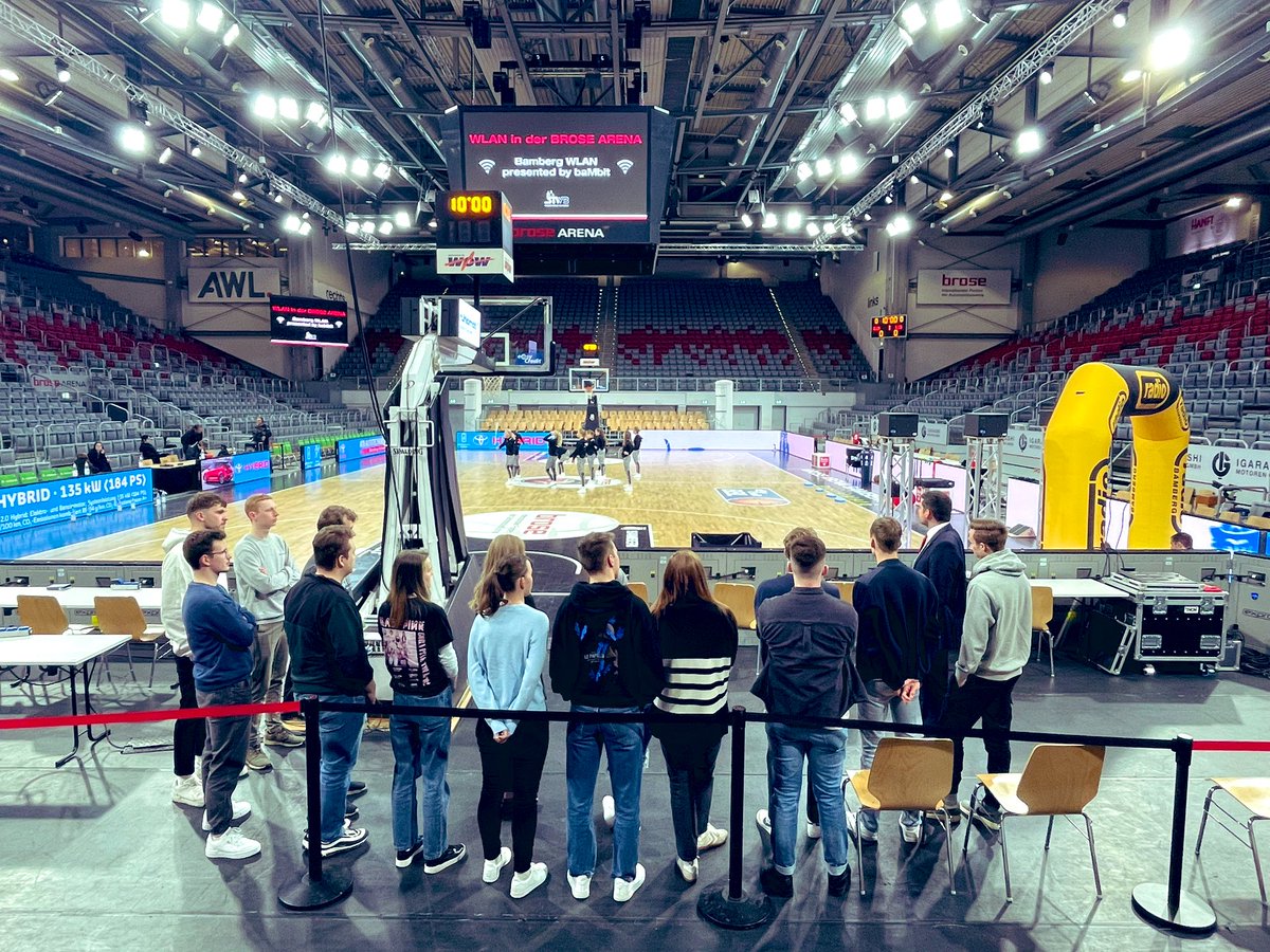 janchen_wi's tweet photo. Es gibt nicht nur #Fußball in diesem Land…Der sportjournalistische Nachwuchs durfte sich bei den @BroseBamberg austoben und den klasse Erzählungen von @vog_tho lauschen 👏 Glück haben wir auch noch gebracht: stark erkämpfter 81:73-Sieg gegen Ludwigsburg
#Basketball #HSAnsbach https://t.co/zXK4uhsDLR