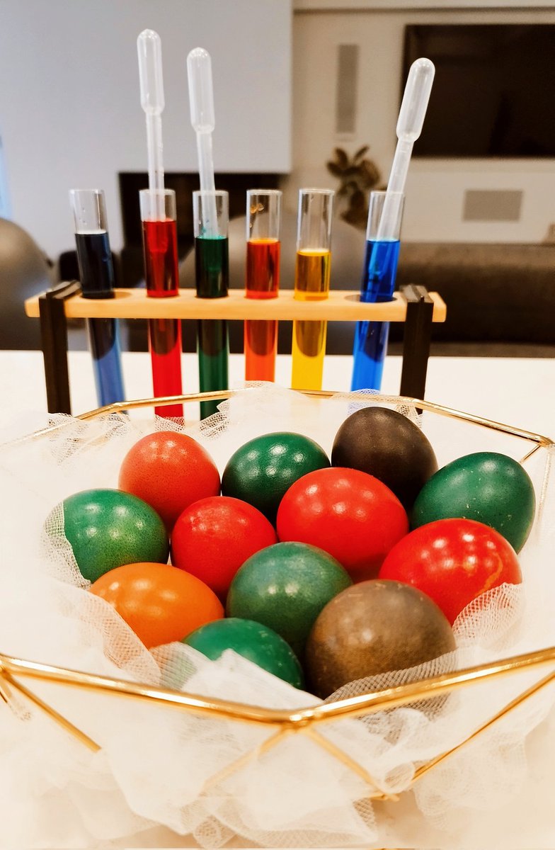NektariaVK's tweet photo. Σιγά τα ωα! 🥚🐣��α πάντα είναι θέμα χημείας ❤️🧪#Easter #Foodcolours #Chemistry https://t.co/HbyGrgHW49