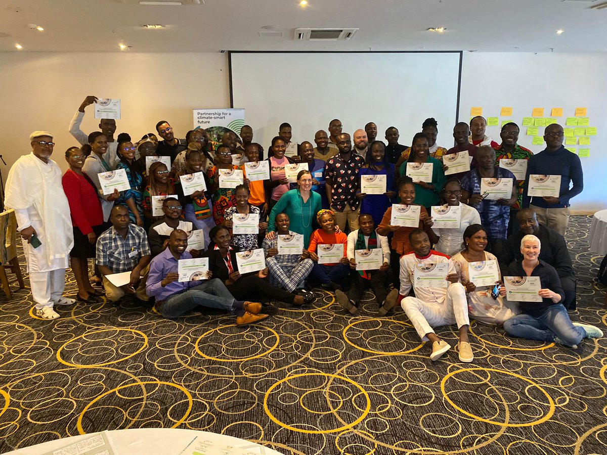 #ClimateSmartAfrica is possible if the challenges smallholder farmers face are amplified  by the media in Africa' 
A piece by @eddiekwaku100 with
@GHANANEWSAGENCY on our recent media & comms workshop by @IWMI_
👉bit.ly/40lZpuV