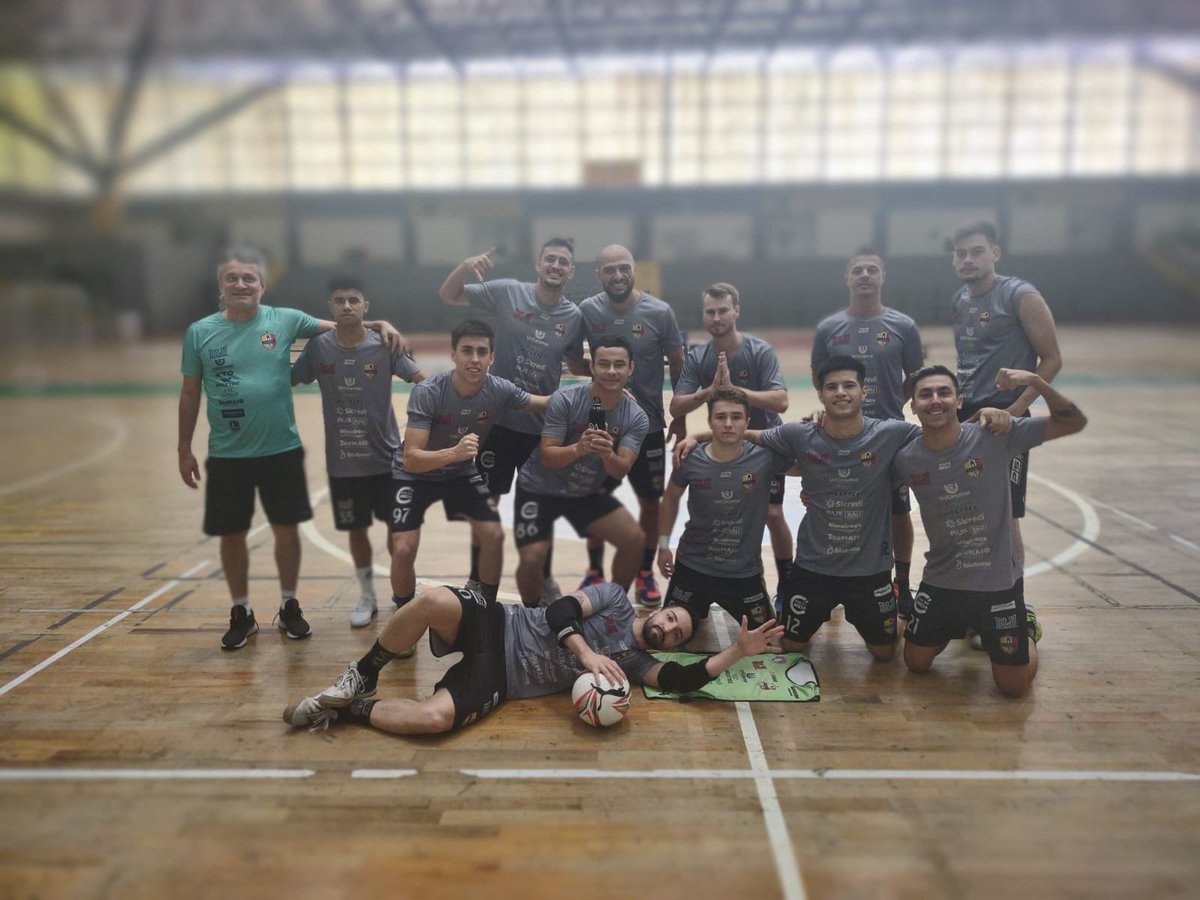 blumenaufutsal's tweet photo. Mais um dia de treinos ✅

Sexta-feira tem estreia no Catarinense contra o Tubarão, às 20h30, no Ginásio do Sesi. 😉

#blumenaufutsal https://t.co/jDfl6XCt7P