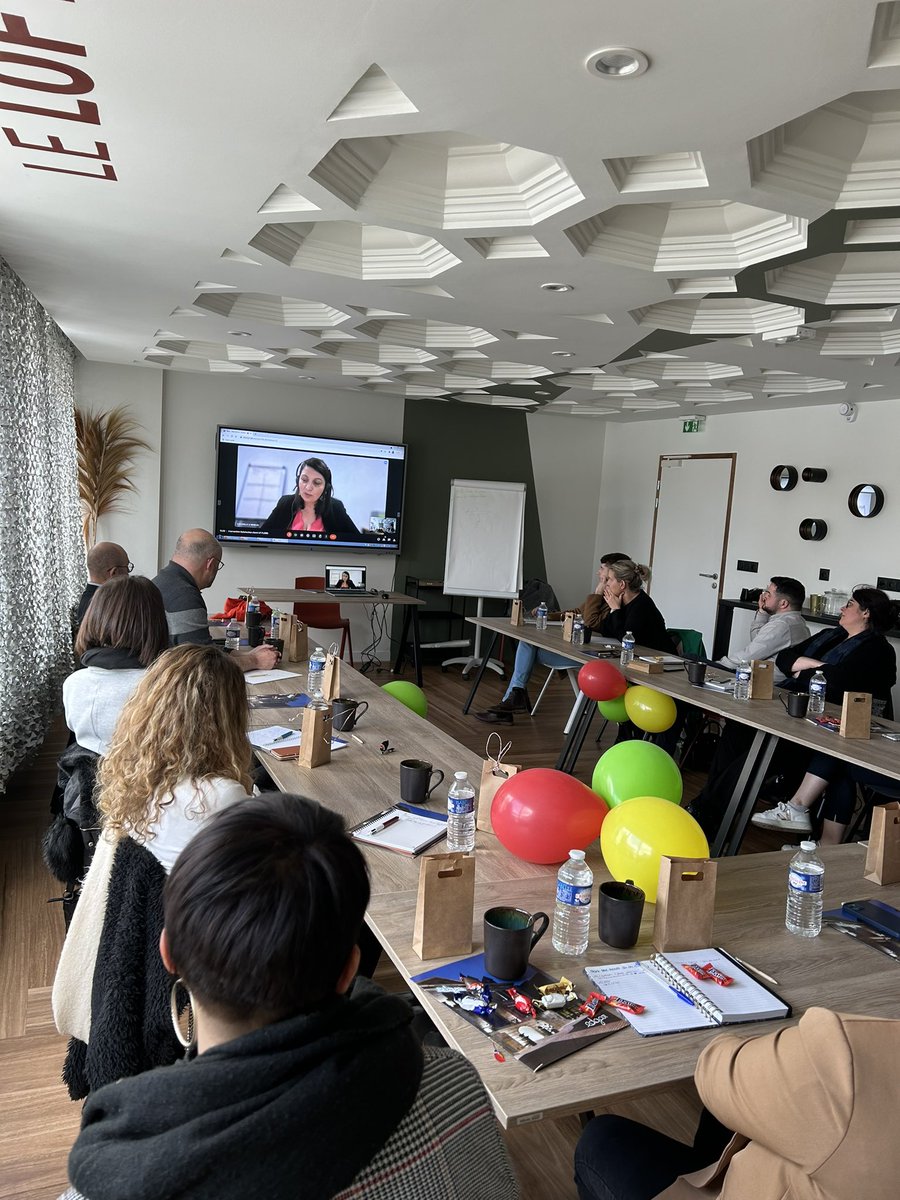 CmbPloufragan's tweet photo. Réunion Cinq autour de la recommandation et de la satisfaction Client en commun avec @cmbpaysgouetlie
Plein d’idées et d’envie !
Merci @gwen_lemenelec pour l’intervention 
@CreditDd22 @CMBdevcoDD22 https://t.co/r0lSb3yLYB