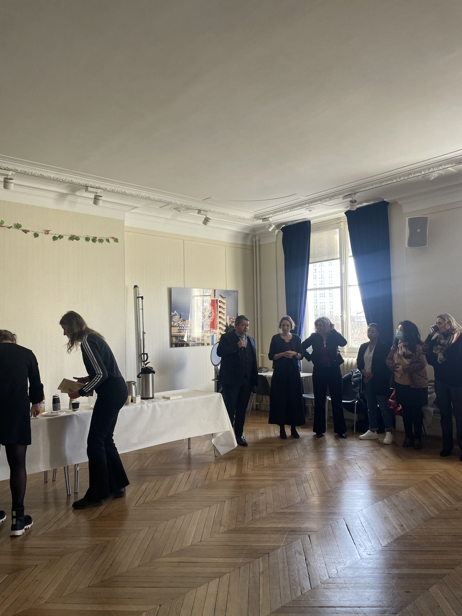 Ce matin se tenait la remise des carnets de pass numériques aux prescripteurs à la mairie du 13ème arrondissement en présence des acteurs qui se mobilisent pour un numérique responsable et inclusif #InclusionNumerique