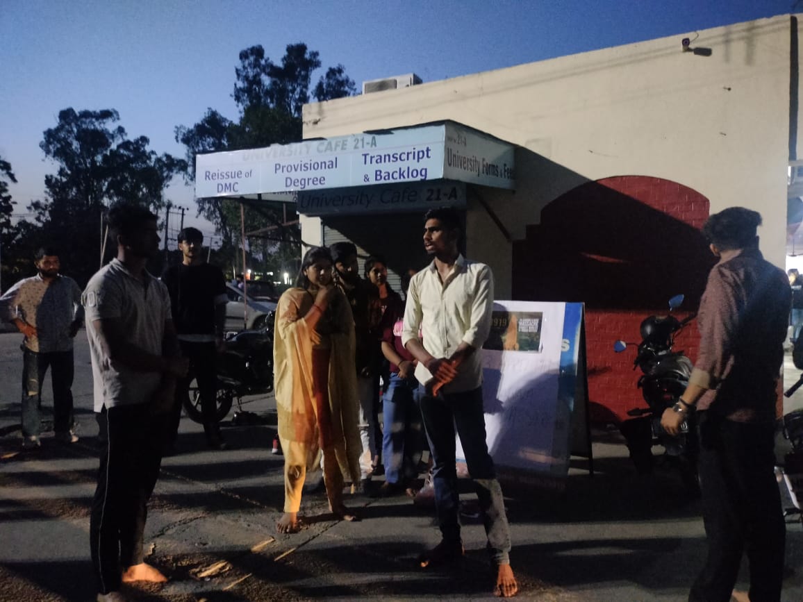 iKanchanDagar's tweet photo. अखिल भारतीय विधार्थी परिषद  कुरुक्षेत्र विश्विद्यालय इकाई द्वारा 13 अप्रैल 1919 में हुए जलियावाला बाग हत्याकांड में हुए सभी शहीदों को श्रद्धांजलि अर्पित की ! 
#ABVPKURUKSHETRA https://t.co/S8RTBdnoio