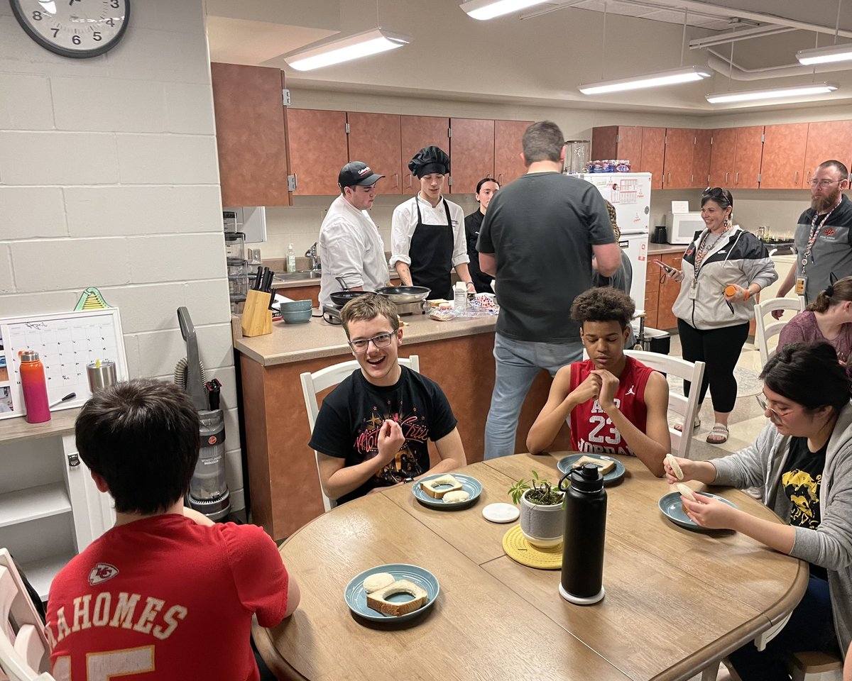 Noller7Director's tweet photo. Yesterday was part two of a partnership experience between @PCHSHalls and @NCCRocks as @CulinaryArtsNCC students visited their friends from Apartment 20.  Eggs and plants were the theme. Students had two types of eggs and saw plant growth from 2 weeks ago. https://t.co/z1ODfzKK5K