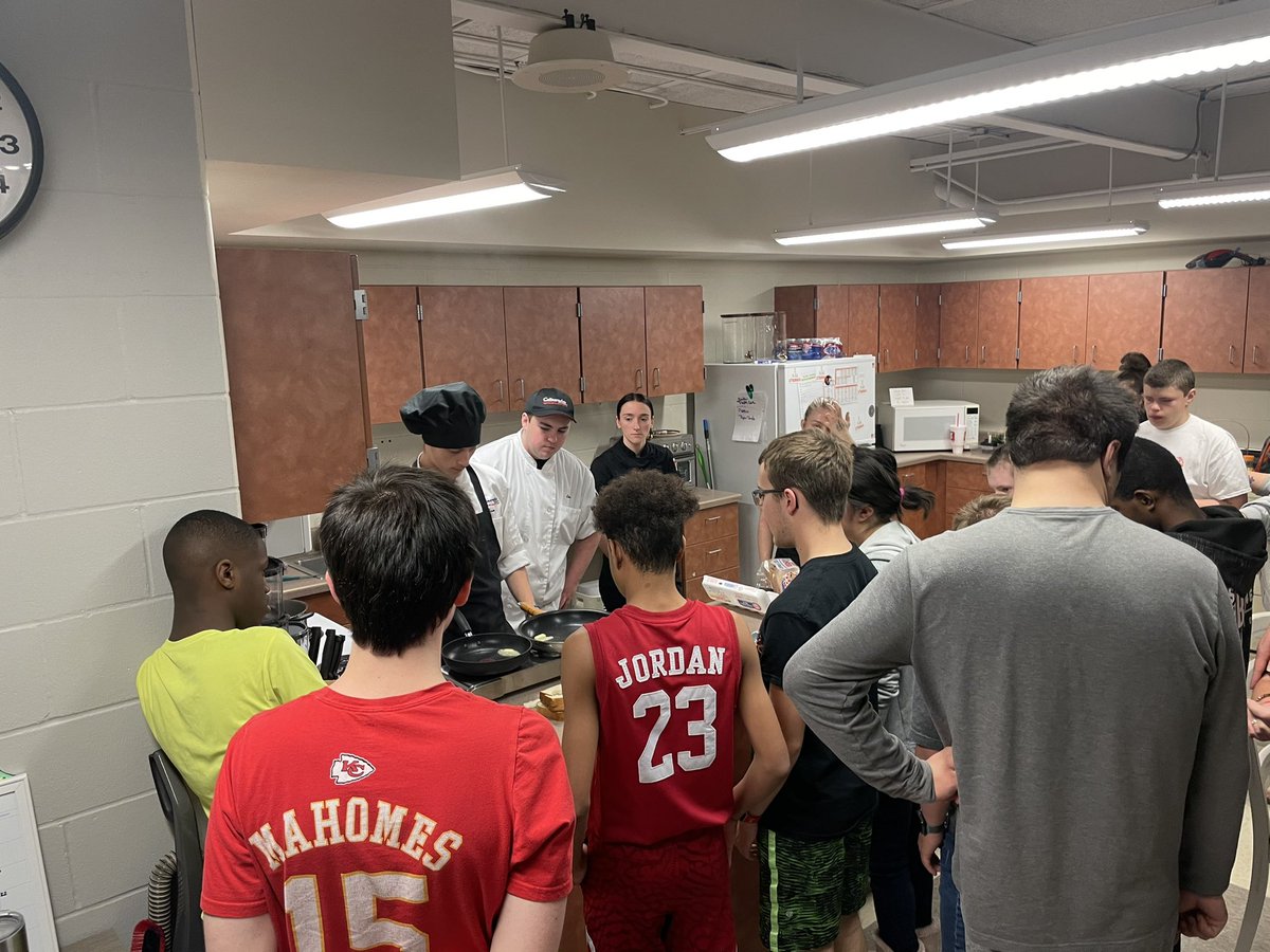 Noller7Director's tweet photo. Yesterday was part two of a partnership experience between @PCHSHalls and @NCCRocks as @CulinaryArtsNCC students visited their friends from Apartment 20.  Eggs and plants were the theme. Students had two types of eggs and saw plant growth from 2 weeks ago. https://t.co/z1ODfzKK5K