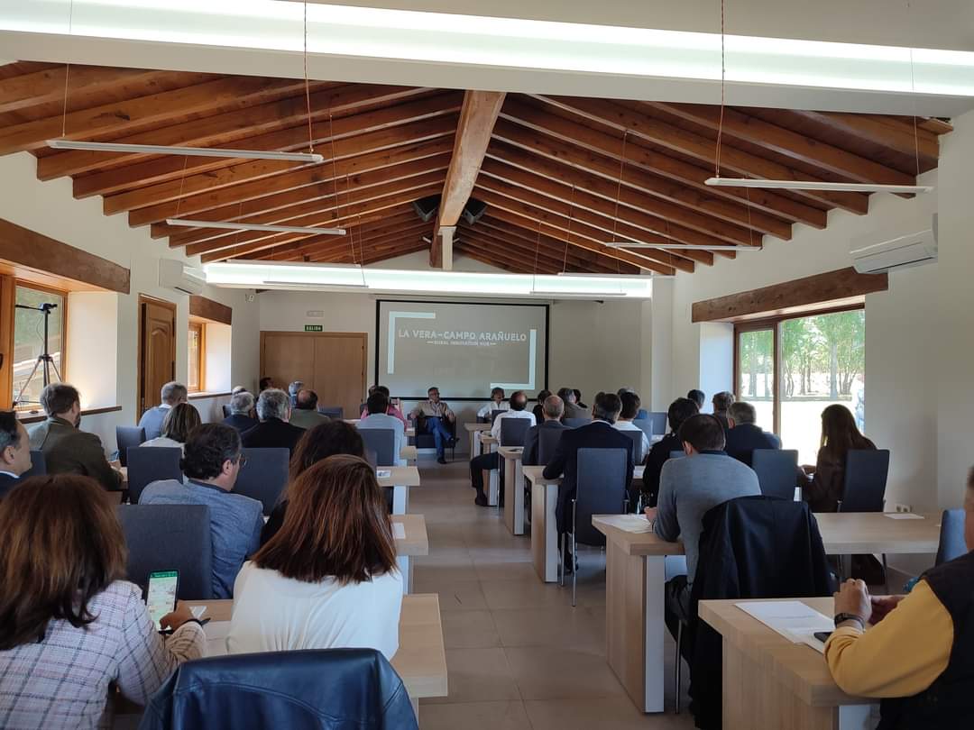 ADICOVER1's tweet photo. Quintín Correas, Director-Gerente de Adicover, participa en la mesa redonda sobre Innovación, Desarrollo Rural y Empleo, en el acto de inauguración del proyecto Rural Innovation  Hub La Vera-Campo Arañuelo. https://t.co/JkDtslawaY