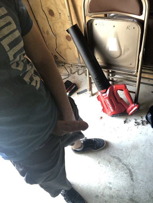 Whos ready for som mid day fun? Yard work got me horny. https://t.co/5HAhdnlxvX