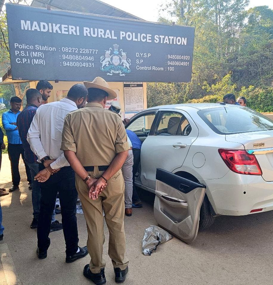 Gunshot fired at lawyer in #Gauri_Lankesh murder case,

Demand to Investigate the involvement of 'PFI' or 'Naxals' supporting Gauri!

Adv. Krishna Murthy, escaped in attack, representing Hindus arrested in Gauri Lankesh murder case. 
<a href="/vinod_bansal/">विनोद बंसल Vinod Bansal বিনোদ বনসল వినోద్ బన్సాల్</a> <a href="/ANI/">ANI</a>
<a href="/HinduJagrutiOrg/">HinduJagrutiOrg</a> <a href="/swati_gs/">Swati Goel Sharma</a>