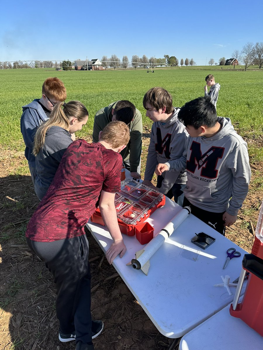 MshsRocketry's tweet photo. What a season! Things don’t always go your way even with hard work. A tough lesson to learn. While we didn’t make nationals, we are anxiously awaiting next years rules so we can get started #aimingfornationals! Thanks to @RocketContest @Boeing and others for a great competition! https://t.co/Tw6itqQZKx