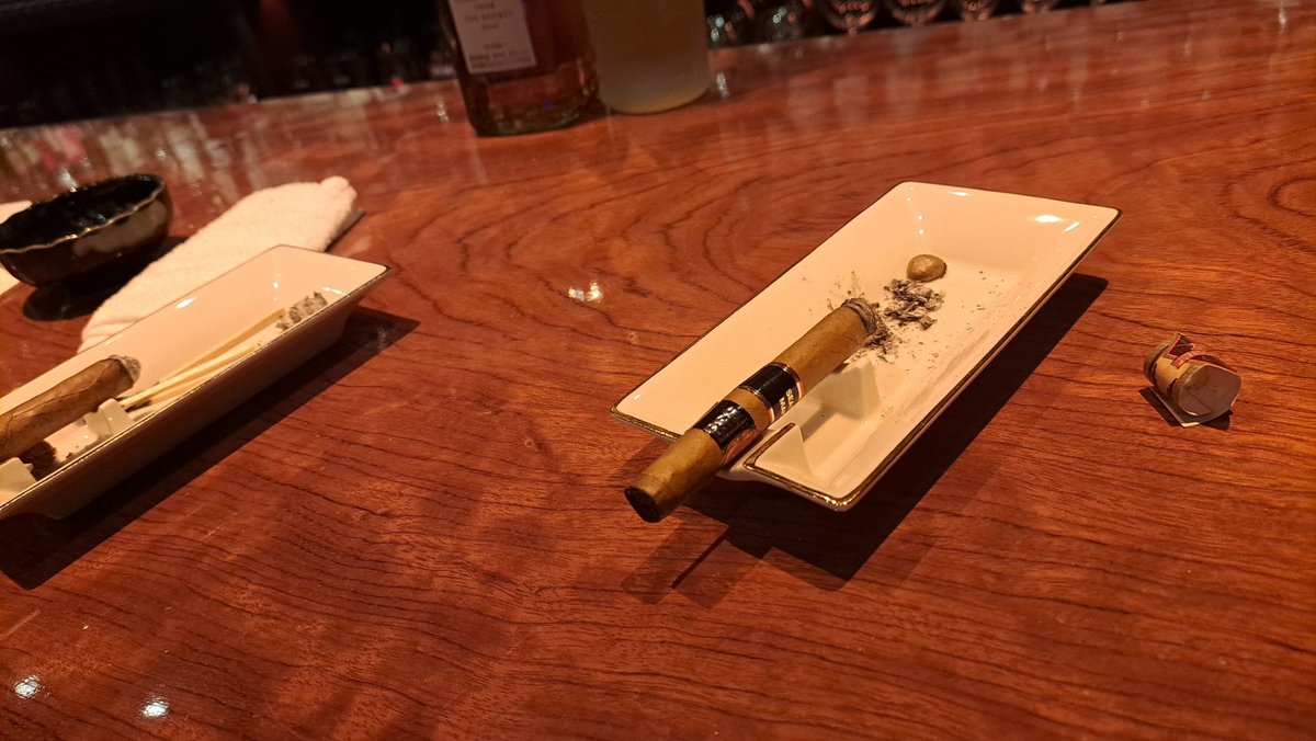 runsumiki2000's tweet photo. 24歳の整体師と町田
まずは酒場でラム酒
その後はBarで葉巻堪能
#カリブの酒場
#barCLOS https://t.co/zeCU4MQ18c