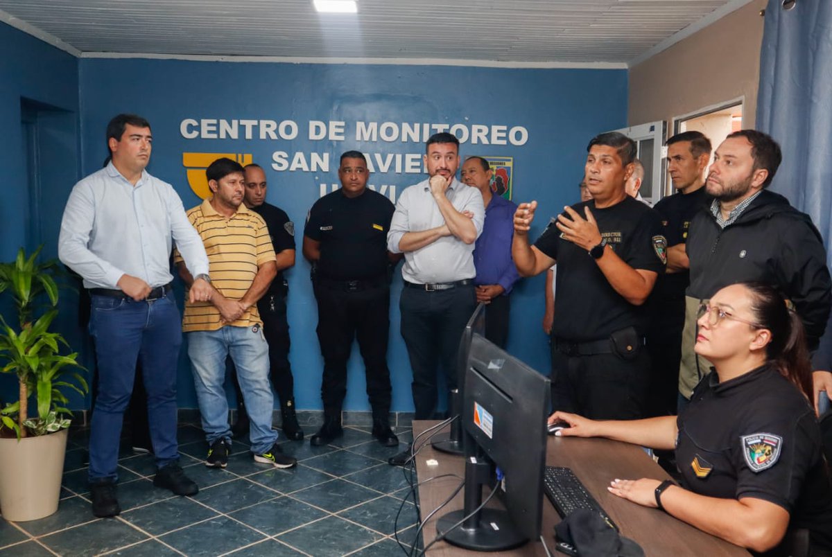 Con #SanJavier se amplia la red provincial de #videovigilancia 911. Con <a href="/arielmarinoni/">Ariel Marinoni</a>, <a href="/vilchezmatiasok/">Matias Vilchez</a>, Enio Lemes, @joaquincabral86, <a href="/PedroAD84/">Pedro Duarte</a> y <a href="/mmcarletti/">maximiliano carletti</a> estuvimos en la puesta en funcionamiento de más de 20 #videocámaras de la <a href="/MisionesPolicia/">Policía de Misiones</a>.
👉bitly.ws/CWGR