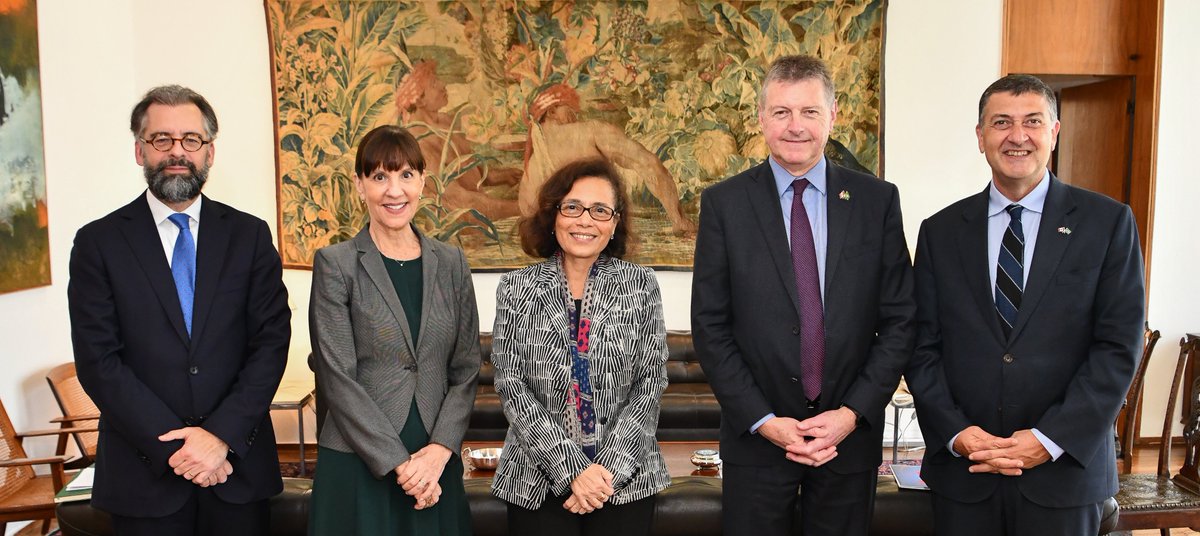 A Ministra substituta das Relações Exteriores, Embaixadora Maria Laura Rocha 🇧🇷, recebeu o Vice-Ministro do Comércio Internacional do Canadá 🇨🇦, Rob Stewart. Trataram de questões multilaterais econômicas, como a #OMC, além da vindoura presidência brasileira do #G20.