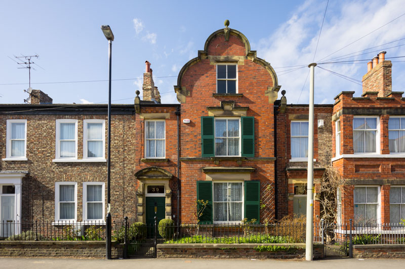Blenkinandco's tweet photo. Under the same ownership for nearly 50 years and only 3 owners since built in the 1870s, this charming townhouse off Bootham in the historic city of York has a walled garden & garage - OIEO £725,000. https://t.co/rknVNzKrvm
#BurtonStoneLane #Bootham #York #CityCountryCoast https://t.co/qfOT0jTiij