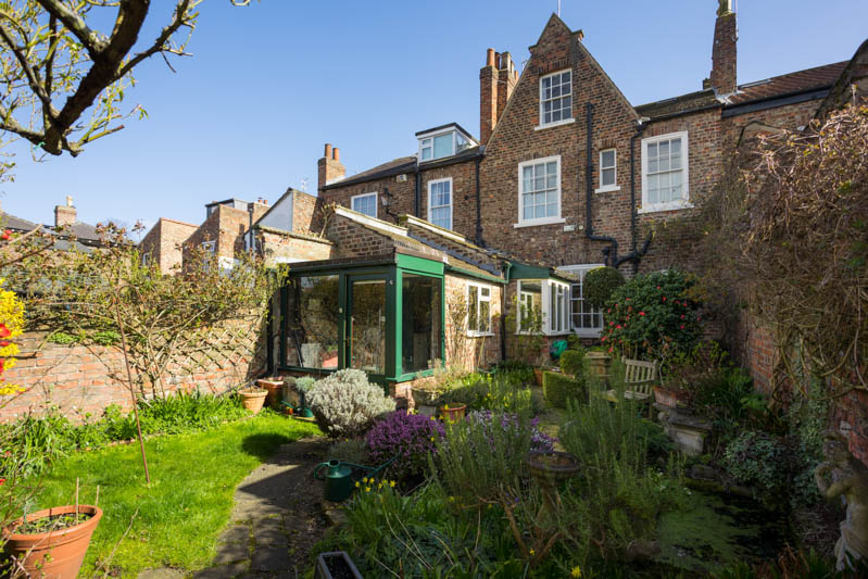 Blenkinandco's tweet photo. Under the same ownership for nearly 50 years and only 3 owners since built in the 1870s, this charming townhouse off Bootham in the historic city of York has a walled garden & garage - OIEO £725,000. https://t.co/rknVNzKrvm
#BurtonStoneLane #Bootham #York #CityCountryCoast https://t.co/qfOT0jTiij