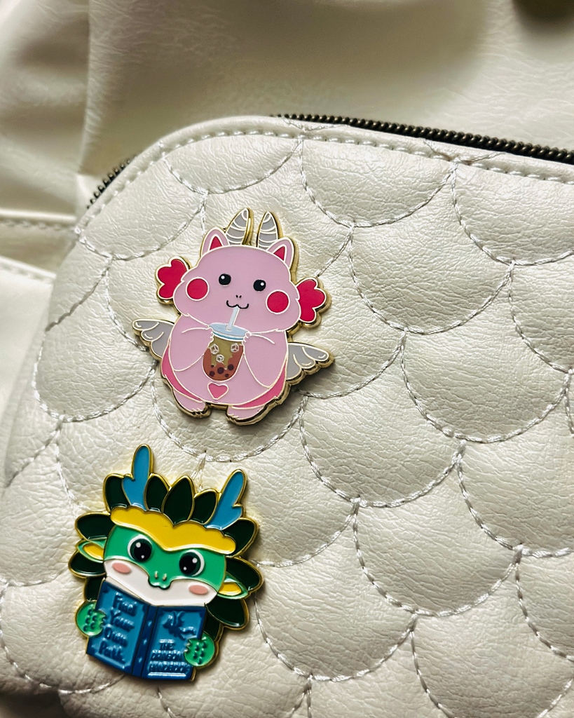 YeehooPress's tweet image. 🐉These cool enamel pins based on LONG GOES TO DRAGON SCHOOL by @helenhwu + illustrated by @maebesom! They complete your outfit and show off your love for dragons!

Add them to your collection: YEEHOOPRESS.COM! 

#yeehoopress #enamelpin #bookmerch