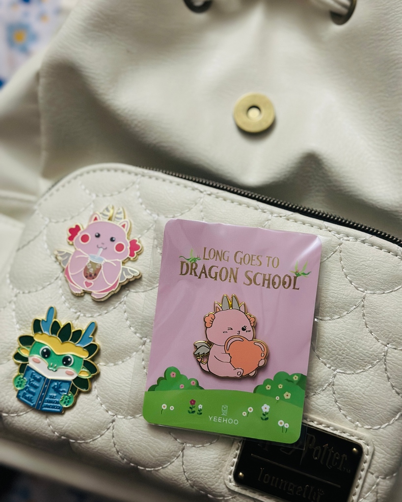 YeehooPress's tweet image. 🐉These cool enamel pins based on LONG GOES TO DRAGON SCHOOL by @helenhwu + illustrated by @maebesom! They complete your outfit and show off your love for dragons!

Add them to your collection: YEEHOOPRESS.COM! 

#yeehoopress #enamelpin #bookmerch