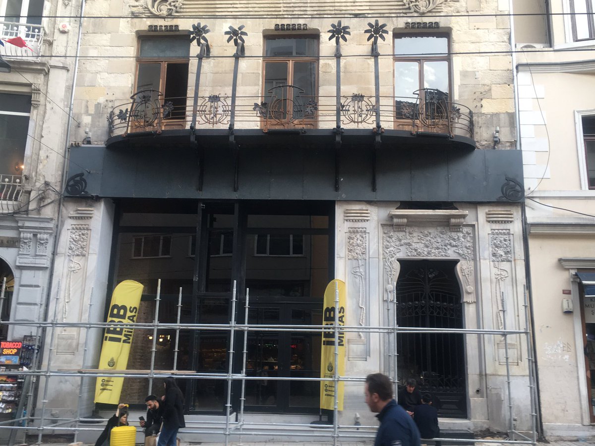 SerhatSahinArch's tweet photo. Bu önemli yapıda müellif mimar Ayşe Akyıl’dan izinsiz yapılan her müdahale mesleki etik açısından kabul edilemez. Bunun İBB kurumsal yönetiminde yapılması da çok üzücü.Afife Batur Hocamız’ın anısı da mı önemli değil. @ekrem_imamoglu @mhrpolat @oktayozel @IbbMiras @MimarlarOdasi_T https://t.co/ya9nXg8owt