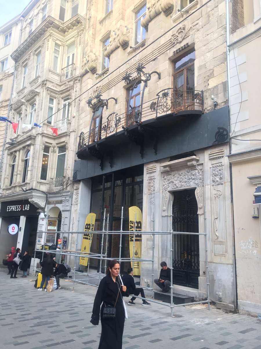 SerhatSahinArch's tweet photo. Bu önemli yapıda müellif mimar Ayşe Akyıl’dan izinsiz yapılan her müdahale mesleki etik açısından kabul edilemez. Bunun İBB kurumsal yönetiminde yapılması da çok üzücü.Afife Batur Hocamız’ın anısı da mı önemli değil. @ekrem_imamoglu @mhrpolat @oktayozel @IbbMiras @MimarlarOdasi_T https://t.co/ya9nXg8owt
