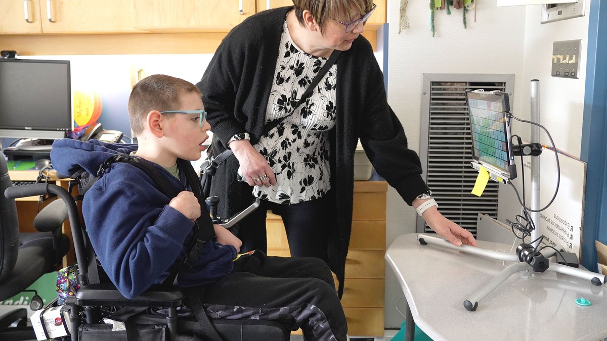 set_bc's tweet photo. Liam of #SD69 demonstrates how he uses SET-BC provided #AAC #AssistiveTechnology. Our staff will continue working with @SD69Qualicum to ensure Liam and other students get the support and tech they need.

#SupportingStudents #Teamwork #InclusiveClassroom #ThisIsSetBC https://t.co/OZmTSy7TxY