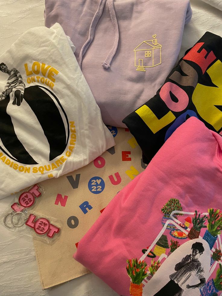 91ANZLIFE's tweet photo. 📢HARRY STYLES MERCH GIVEAWAY 📢

to enter:
- retweet this tweet
- follow me here on Twitter
- reply with your favourite song of harry styles

will announce the winner when I get my copies!! https://t.co/OWs9d5oZxl