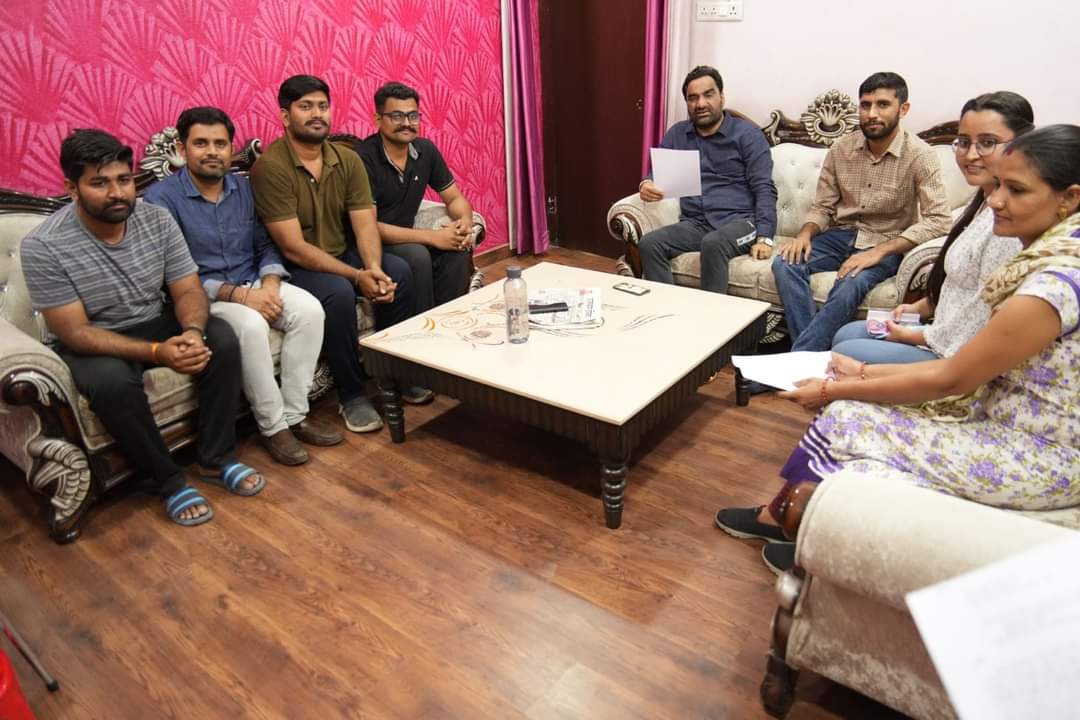 hanumanbeniwal's tweet photo. आज जयपुर आवास पर विदेश से MBBS करके आये छात्रों के प्रतिनिधिमंडल ने मुलाकात की,उन्होंने NMC द्वारा 22 फरवरी 2023 को इंटर्���शिप हेतु जारी पब्लिक नोटिश के अनुसार FMG हेतु की जा रही काउंसलिंग में पूरी सीटे शामिल करते हुए सारे FMG छात्रों को इंटर्नशिप करवाने की मांग रखी
1/1 https://t.co/TiFpcPq7HF