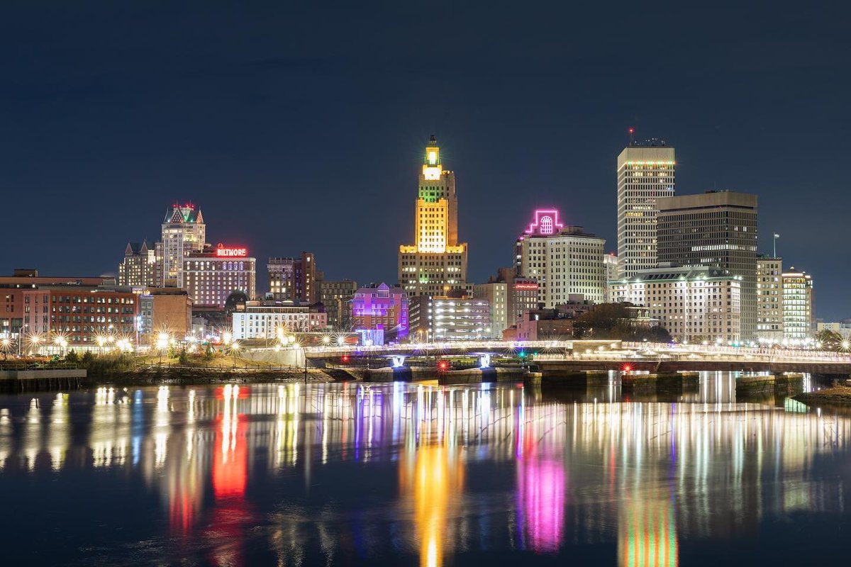 RITourism's tweet photo. There's nothing quite like the view of the Providence Skyline at night.
📸 @goprovidence @josh_mendozaphotography
#ProvidenceSkyline #NightViews #CityLights #RomanticDates #UrbanBeauty https://t.co/732kUSaGOg