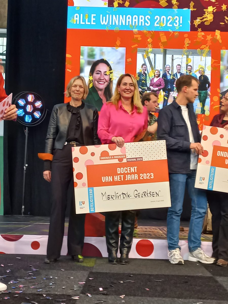 MerlinDik's tweet photo. Nou ja zeg! Drie toppers naast me en dan mocht ik de titel krijgen! Wauw. Wat een dag! ❤️ #igtd #team #hu #docent https://t.co/E1WDCYNq5m