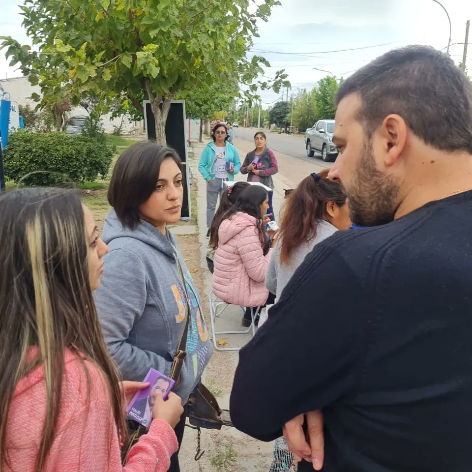 MauriPintiClop's tweet photo. 🗣️ La voz de los vecinos es la clave para construir un Maipú mejor. 

Caminando cada distrito, golpeando cada puerta, conversando con cada vecino y trabajando para que el 30 de abril llegue un Nuevo Maipú.

#VieneMauriPintiClop #hACeporMaiPú https://t.co/5Q0ODa1taL