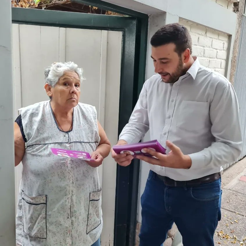 MauriPintiClop's tweet photo. 🗣️ La voz de los vecinos es la clave para construir un Maipú mejor. 

Caminando cada distrito, golpeando cada puerta, conversando con cada vecino y trabajando para que el 30 de abril llegue un Nuevo Maipú.

#VieneMauriPintiClop #hACeporMaiPú https://t.co/5Q0ODa1taL