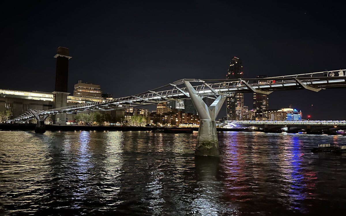 A host of spectacularly lit bridges as @IlluminatedRiv celebrates 2 years since the completion of #illuminatedriver - bringing a colourful glow to the Thames’ bridges  #London #happyanniversaryilluminatedriver