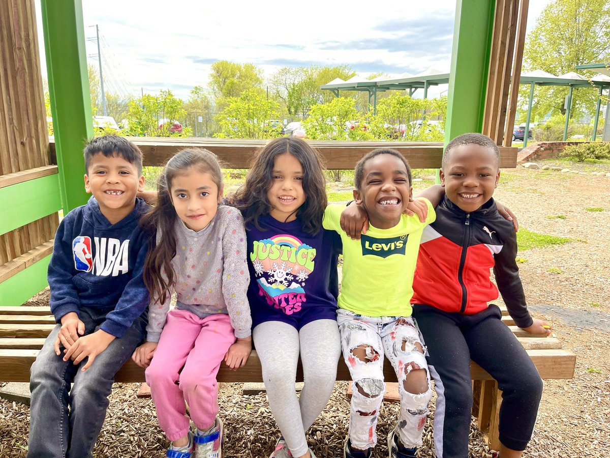 MsMoore_GMA's tweet photo. It was a perfect day for outdoor learning with kindergarten ☀️ https://t.co/XsxJAEIUaU