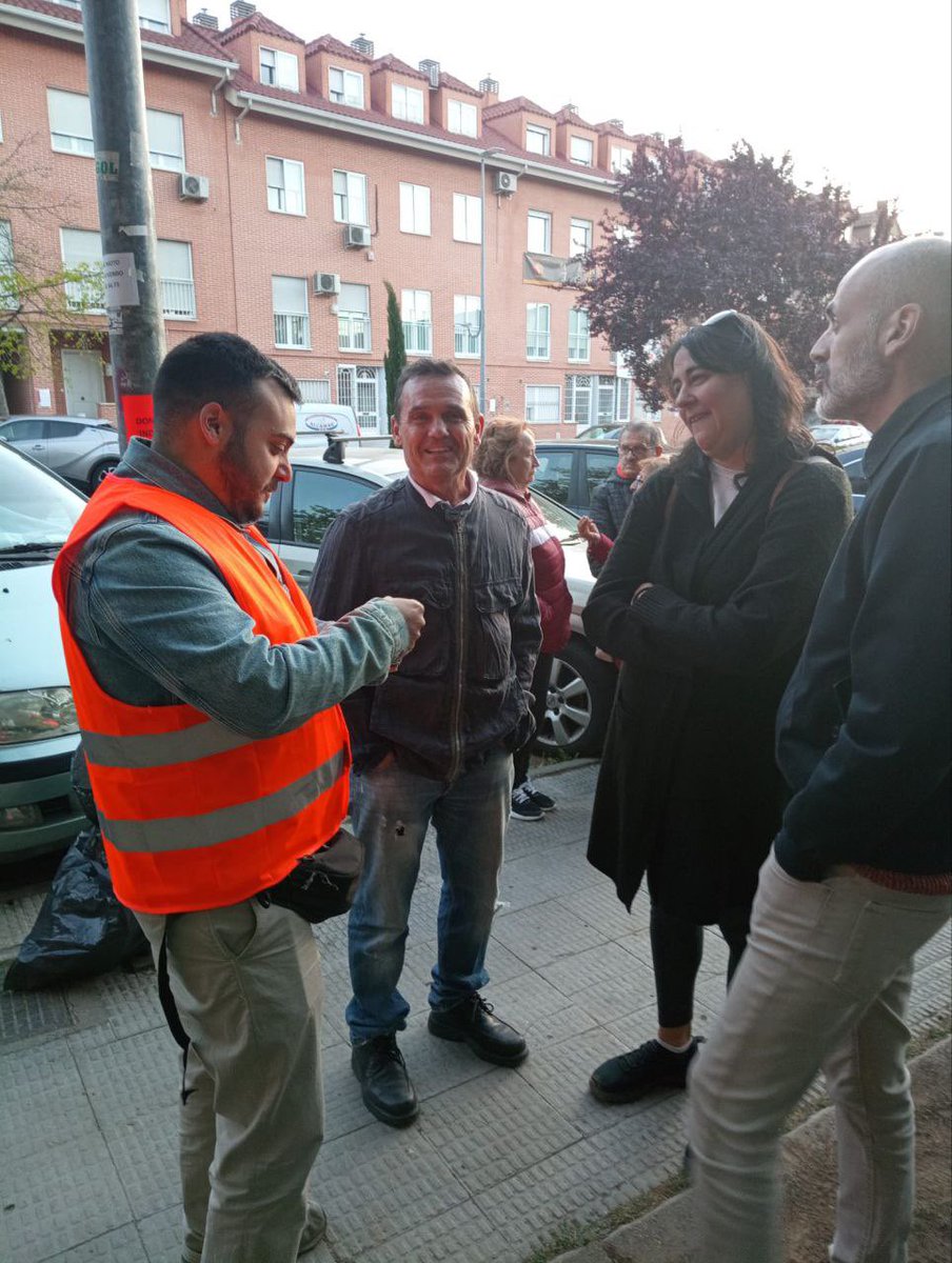 IU_Madrid's tweet photo. 🌚Hoy es la primera noche que una decena de familias de #SanFer afectados por las obras de la Línea 7B de Metro duermen en la acampada frente a la oficina de Atención al Vecino regional. 
Nuestros candidatos @CuestaLozano y @sita1415 han puesto a su disposición  nuestros recursos https://t.co/FzBwuCDneH