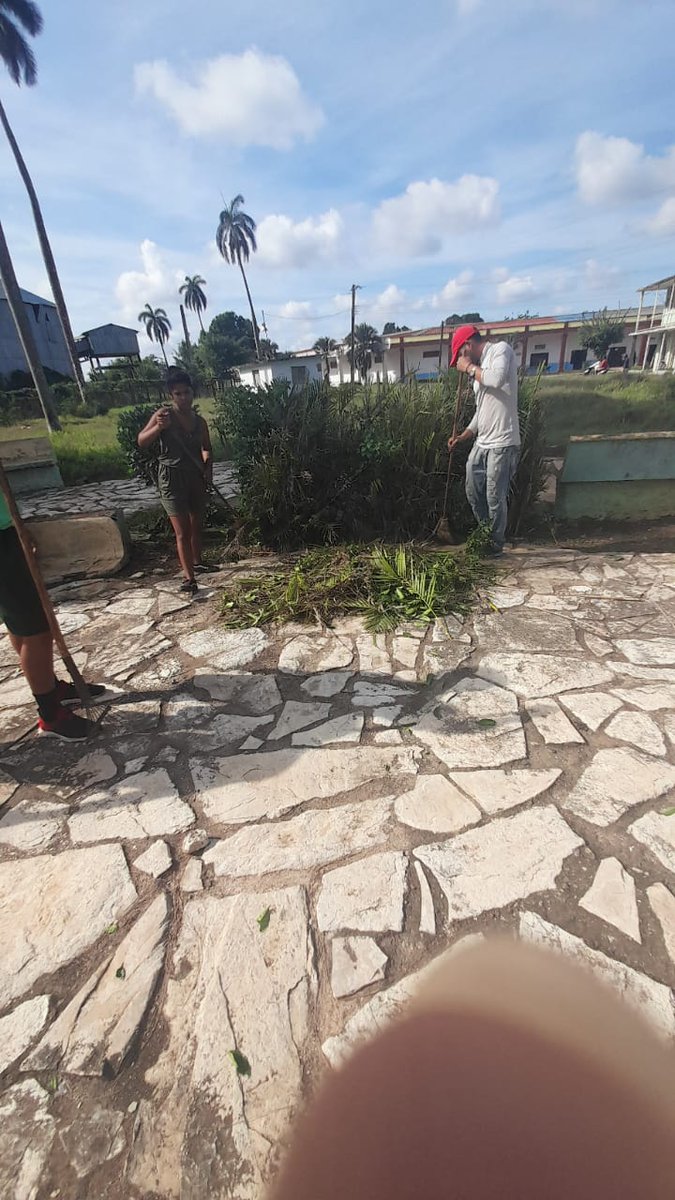 fefi2022's tweet photo. Cómo parte de las actividades del Bastion Estudiantil los estudiantes del Preuniversitario realizan limpieza en áreas  del monumento José Martí del parque José Martí.
#ALaPatriaManosYCorazón
#CubaMined @MaraEle08350901 @MasielyRodrgue1 https://t.co/1F45Jrk9Us https://t.co/3EUPiijFKq