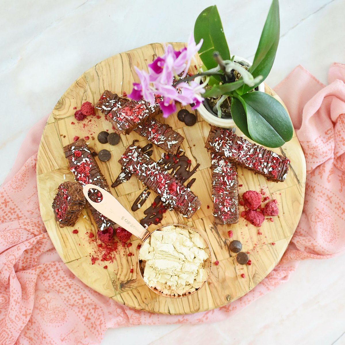 Making your own protein bars is a great way to save money. Get the #recipe for these these chewy, delicious &amp; vegan chocolate pea protein bars: anthonysgoods.com/blogs/recipes/…