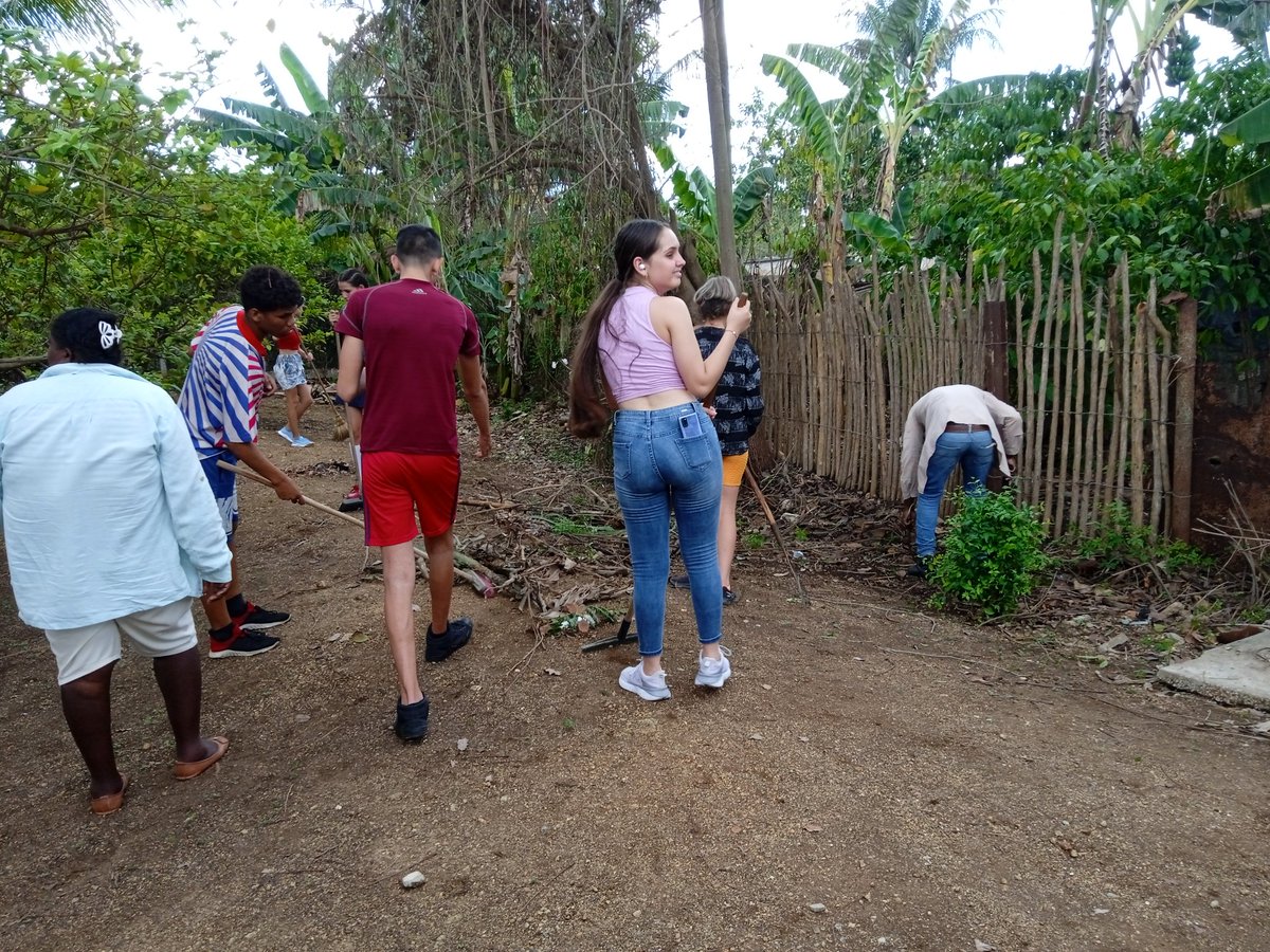 fefi2022's tweet photo. Cómo parte de las actividades del Bastion Estudiantil los estudiantes del Preuniversitario realizan limpieza de las áreas del centro para prevenir inundaciones en la etapa de primavera. 
#ALaPatriaManosYCorazón
#CubaMined
#AbrilDeVictorias @MaraEle08350901 @MasielyRodrgue1 https://t.co/zhMArx4NRc