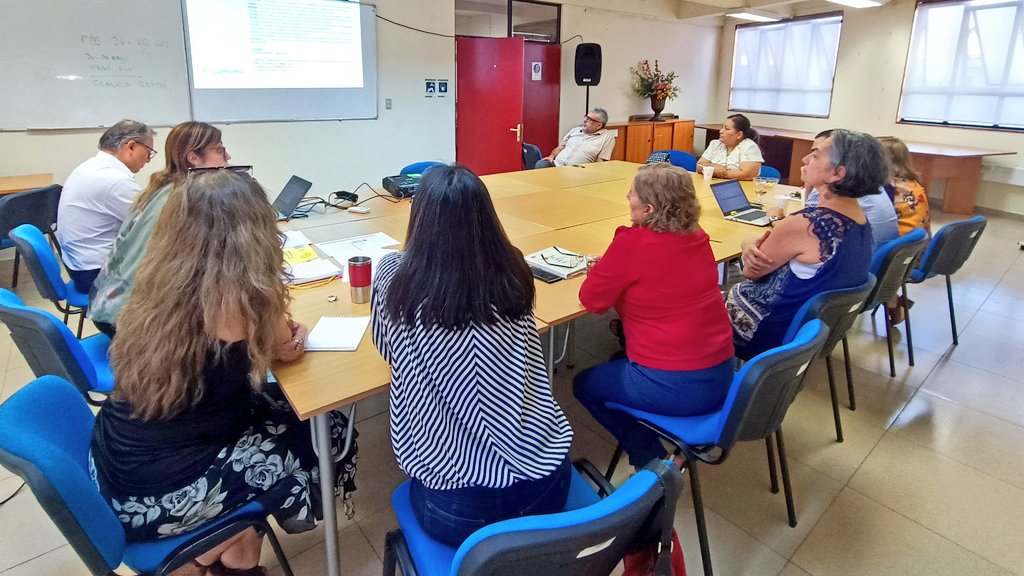 seremieduc01's tweet photo. #PorUnChileQueLee 📚
Equipos de #Secreduc y #Deprov se preparan como jurado para la selección de videos de las y los estudiantes que se convertirán en #booktubers de #Tarapacá 😎. Hasta el 24 de abril se recepcionan las reseñas audiovisuales a través de las bibliotecas CRA ✓ https://t.co/7AGxpSLEei