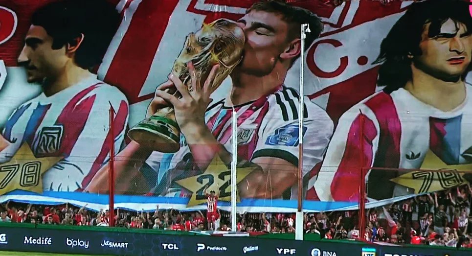 EmiAven19's tweet photo. El telón más lindo del fútbol argentino. Es de Instituto.  🇦🇹 https://t.co/InKGWLwOJd