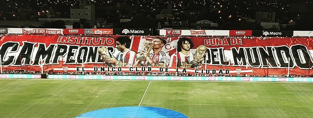 EmiAven19's tweet photo. El telón más lindo del fútbol argentino. Es de Instituto.  🇦🇹 https://t.co/InKGWLwOJd