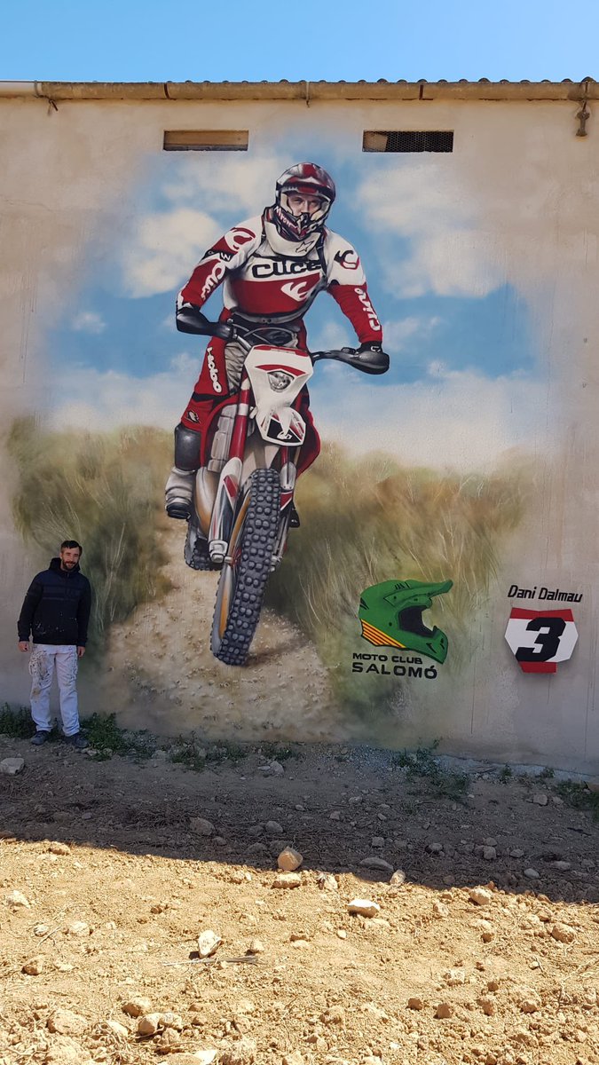 punsix's tweet photo. Dani Dalmau Boronat ja té un mural a Salomó. Aquest veí va morir de forma sobtada amb 35 anys quan ajudava un amic a treure la moto del riu. La mare el va recordar així a @islandiarac1, en un relat molt emotiu.  https://t.co/cMV5YaoAMQ. El mural és obra de Xavier Oliach Fabregas. https://t.co/bXFaZPGY5z
