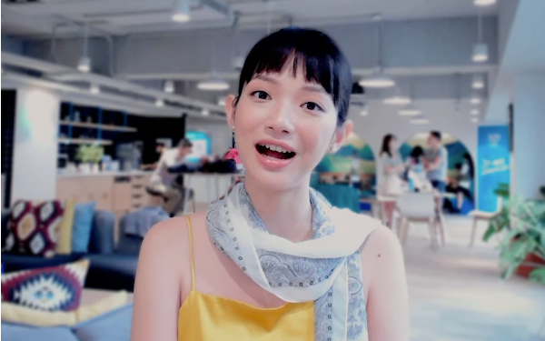 This isn't AI! It's simply the effect of Lumina. YC-backed Lumina's web-cam makes your zoom/GH/etc background look stupendously real and stellar, not to mention its working some magic on you (not that you need it!). Use the link in the comments for a 40% discount ($75+$25 off)