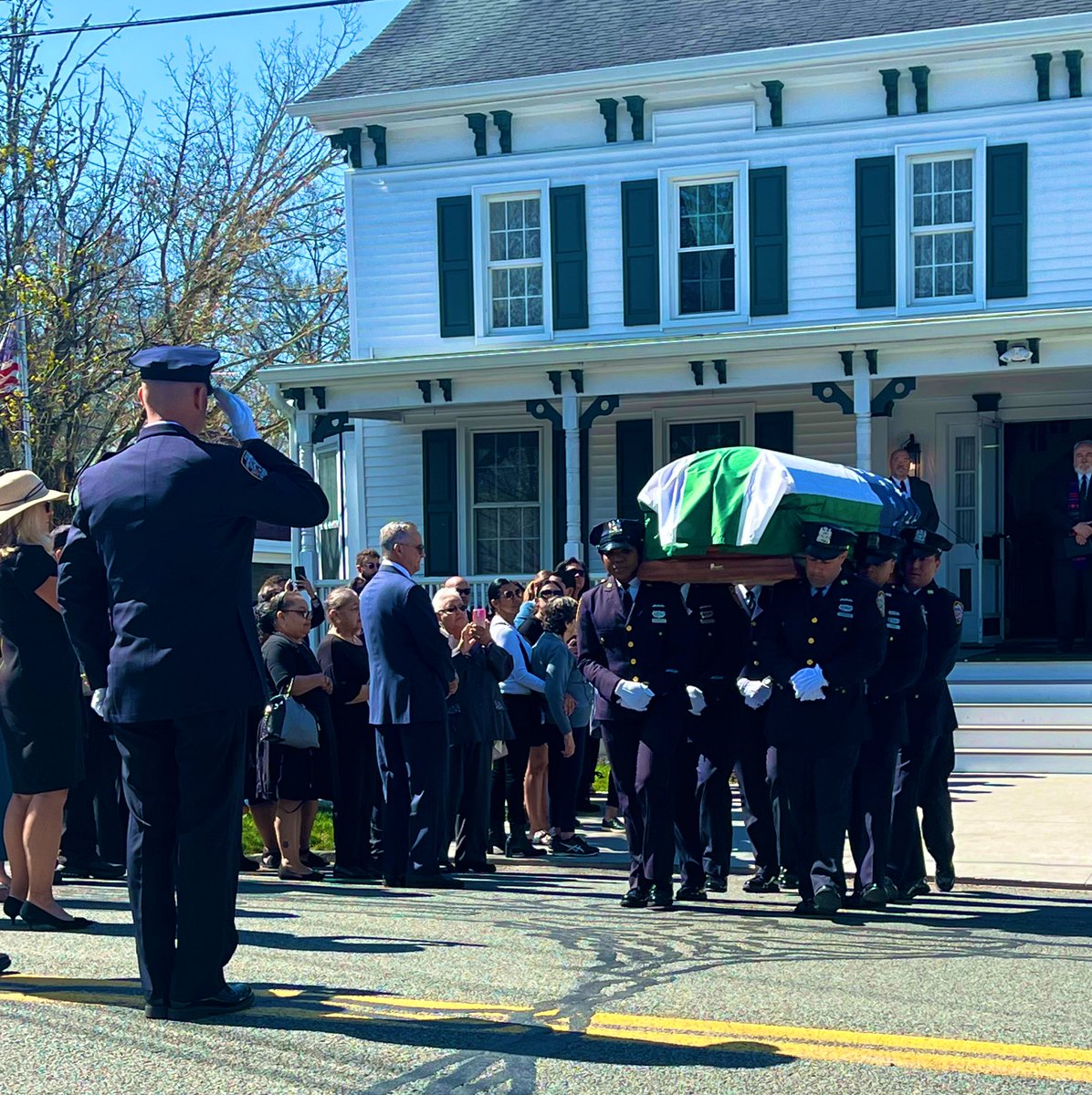 NYPDCeremonial's tweet photo. Captain Robert Birmingham retired from @NYPDTransit in 2002. He passed away on 4/5/23.

Today Captain Birmingham’s family was presented with our Department Flag in his honor. May he rest in eternal peace. #NeverForget 
@NYPDnews https://t.co/P25x9S14sr