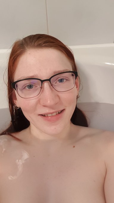 Ein wenig in der Wanne entspannen.. 🦊 https://t.co/jyFnDkzAiL<a href="/tag/goodnight"class="tags"><span>#goodnight</span></a><a href="/tag/redhead"class="tags"><span>#redhead</span></a><a href="/tag/girlswithglasses"class="tags"><span>#girlswithglasses</span></a><a href="/tag/finafoxy"class="tags"><span>#finafoxy</span></a>