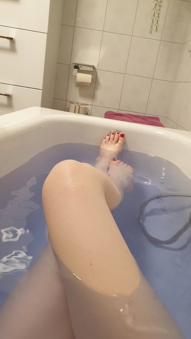 Ein wenig in der Wanne entspannen.. 🦊 https://t.co/jyFnDkzAiL<a href="/tag/goodnight"class="tags"><span>#goodnight</span></a><a href="/tag/redhead"class="tags"><span>#redhead</span></a><a href="/tag/girlswithglasses"class="tags"><span>#girlswithglasses</span></a><a href="/tag/finafoxy"class="tags"><span>#finafoxy</span></a>