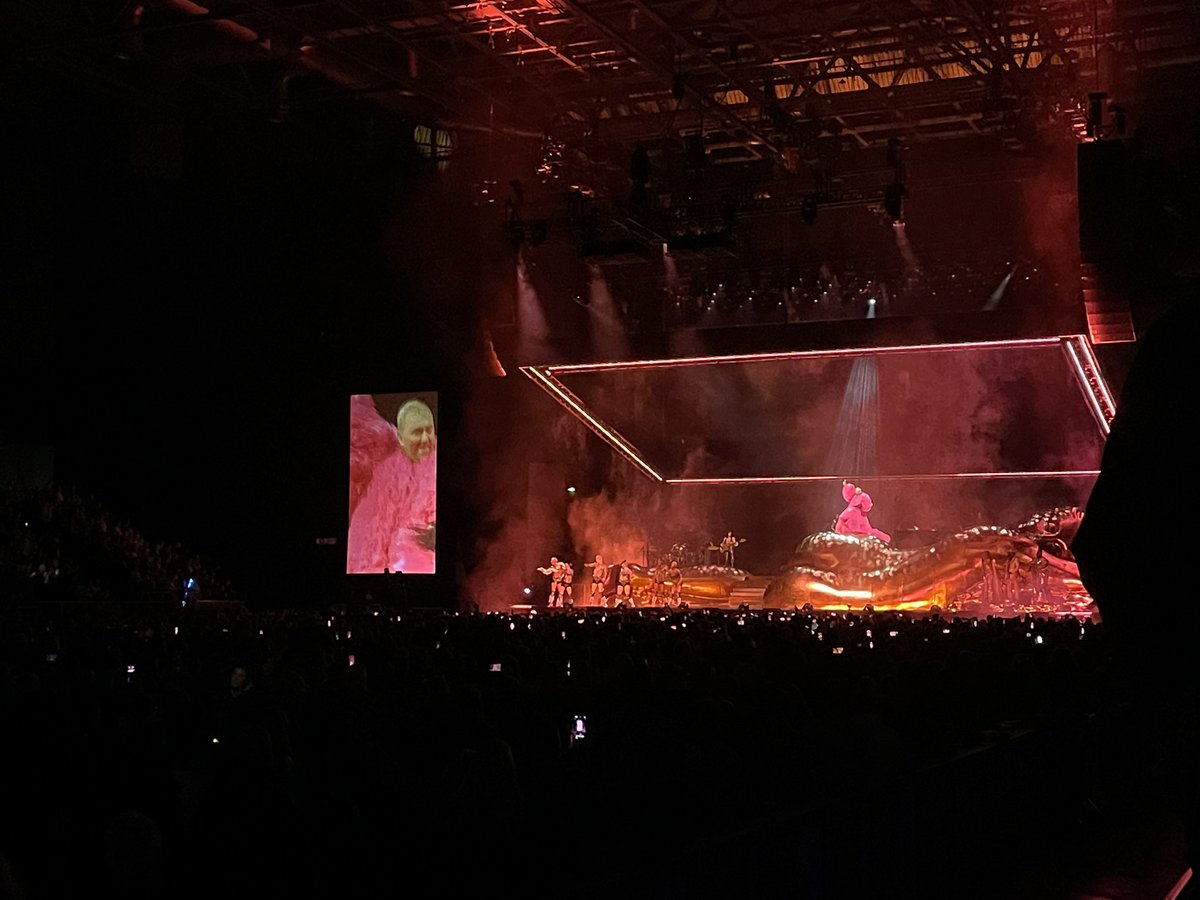 Newtsxo's tweet photo. I’ve always wanted to see @samsmith live and I can finally say I have! 🥺🥺 Absolutely incredible opening night in Sheffield. Such a talent &amp; a beautiful person. Thank you Sam💛 https://t.co/gMzZa0wcxE